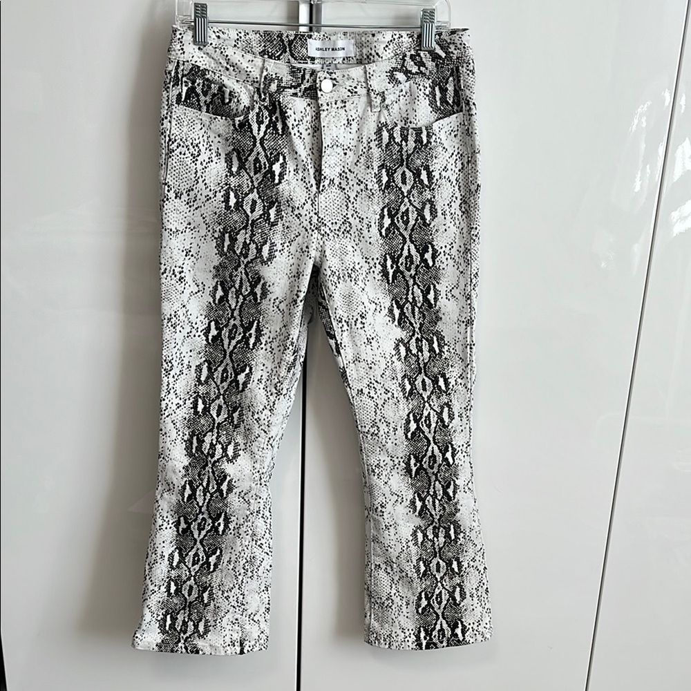 NWOT ASHLEY MASON Snakeskin Print Mid Rise Cropped Flared Denim Jeans, Size 11